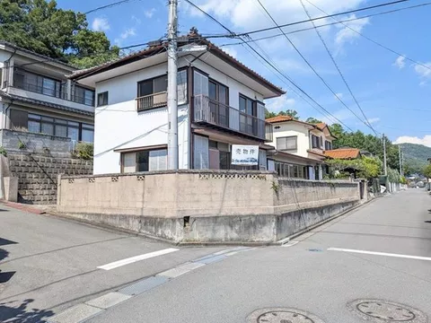 Price negotiation possible! Located in Yamamiya High Town, a corner lot on a hill with good sunlight and openness♪