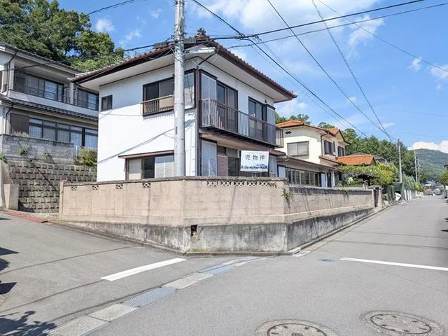 Price negotiation possible! Located in Yamamiya High Town, a corner lot on a hill with good sunlight and openness♪