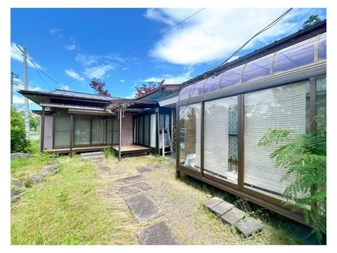 A spacious 8LDK house with a land area of 195 tsubo, located in a quiet area surrounded by greenery.