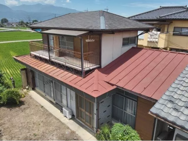 4DK house built on approximately 158 tsubo of land. Parking for 3 cars available.