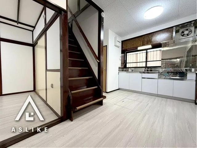 A quiet and highly convenient location is attractive. Perfect for DINKs looking for a new base.