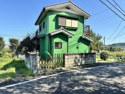 10 minutes by bus to JR Chuo Line "Takaos Station" and a 3-minute walk to the bus stop "Ongata Sales Office"