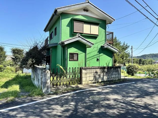 10 minutes by bus to JR Chuo Line "Takaos Station" and a 3-minute walk to the bus stop "Ongata Sales Office"