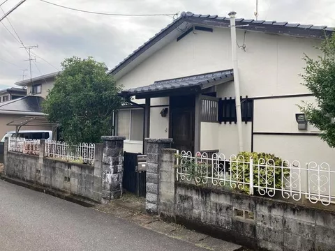 Just next to an elementary school! Single-story house!