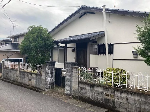 Just next to an elementary school! Single-story house!