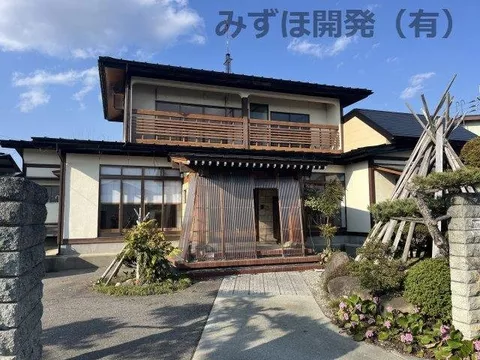 Only 3 minutes drive to the Quahouse GoDen. Luxurious location where you can refresh yourself in a hot spring on weekends.