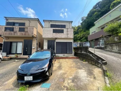 Space for 2 cars (depending on the type of vehicle)! The interior has been kept clean!