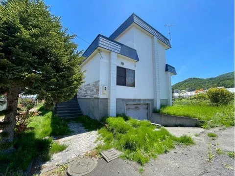 How about a house in Fujino 5-jo 7-chome for renovation materials? It's a nature-rich environment.