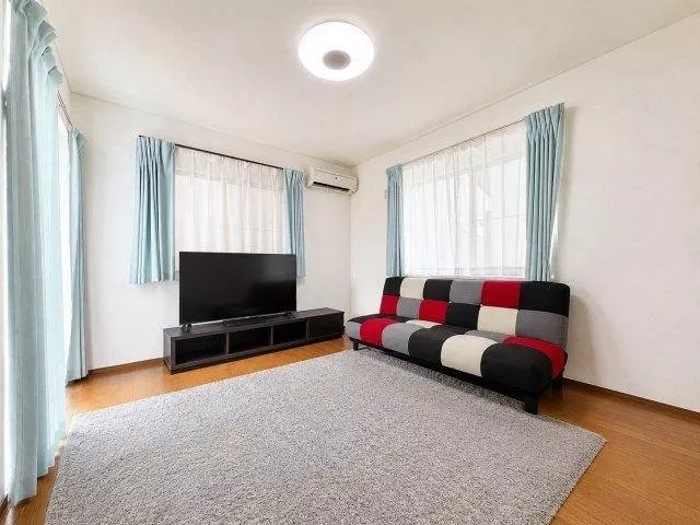 4LDK with storage in all rooms! The master bedroom is 8.1 tatami mats and has a walk-in closet!