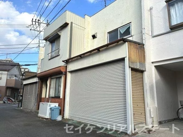 ■ Residential property with store ■ Quiet residential area ■