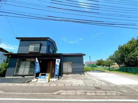 Open house held, interior and exterior renovation completed, seismic reinforcement work, water facilities replaced, parking for 2 cars available, front-facing