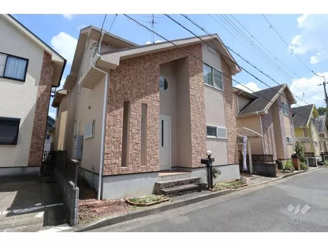 Built in December 2000! Well-equipped! Attic storage available! Partially renovated! Parking for 2 cars possible!