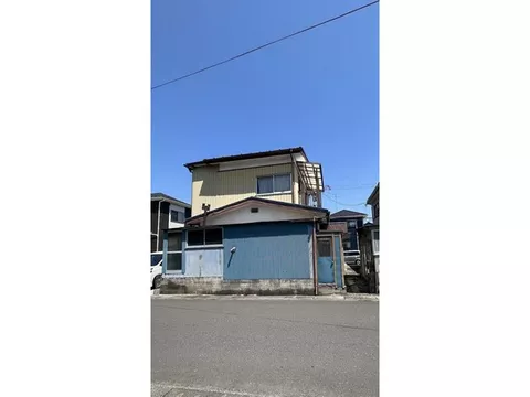 Please consider this house as a place to enjoy hobbies or as a rental property.