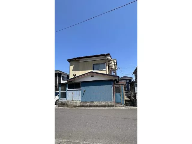 Please consider this house as a place to enjoy hobbies or as a rental property.
