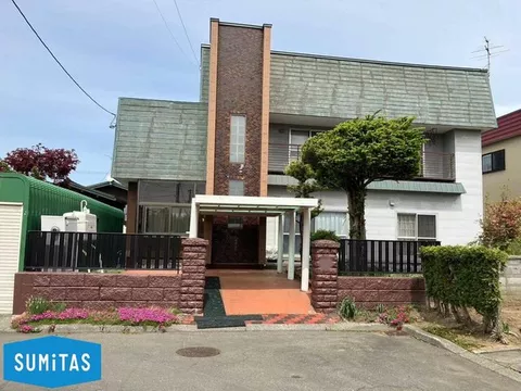 Misawa Home construction 4LDK + 2LDK two-family house. Carport for 1 car + garage for 2 cars.