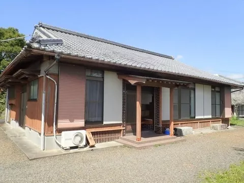 A 5DK single-story house in a traditional Japanese style located on a northwestern corner lot, with a two-story storage shed that can be used separately. - Image 1