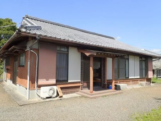 A 5DK single-story house in a traditional Japanese style located on a northwestern corner lot, with a two-story storage shed that can be used separately.