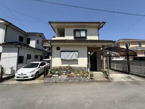 A spacious 3LDK used house with over 25 tatami mats in the LDK. All-electric, parking for 3 cars available.