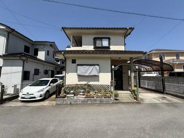 A spacious 3LDK used house with over 25 tatami mats in the LDK. All-electric, parking for 3 cars available.