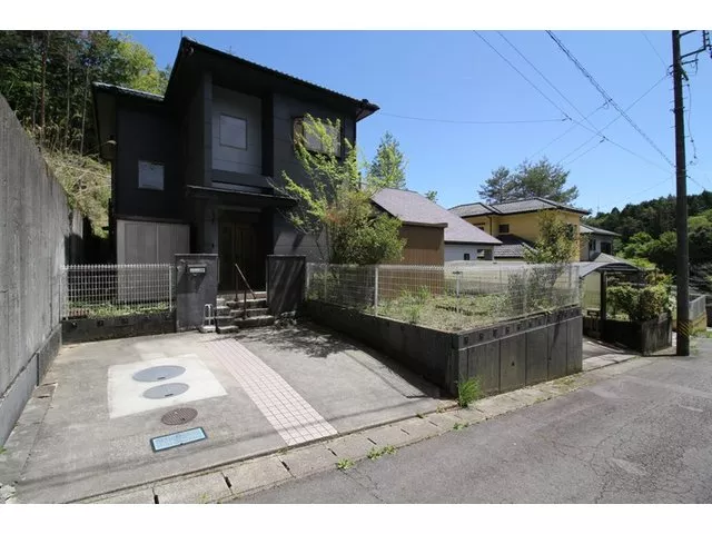 ◆All rooms facing south◆Good sunlight◆4LDK◆Loft◆Parking for 2 cars available◆About 9 minutes on foot to the bus stop