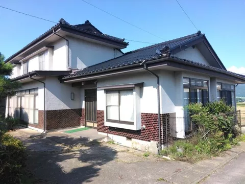 A large house with a garage near Oizumi Signal, located on Kasuga Highway, vacant house bank