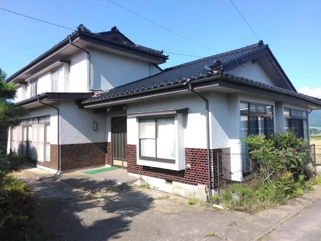 A large house with a garage near Oizumi Signal, located on Kasuga Highway, vacant house bank