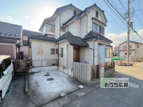 Good sunlight on a corner lot! Renovation completed in December 2025!