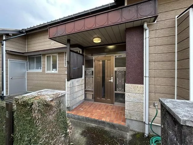 [Open House] [Interior and exterior renovation planned] 3LDK single-story house. Parking for 2 cars available.