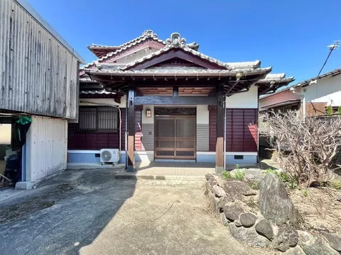 This is a detached house with a warehouse built in 1995. - Image 3
