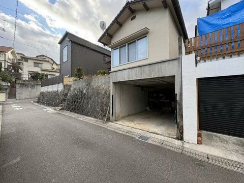 Higashi-ku, Hiroshima City, Kamiyoshina 2-chome (Tenjingawa Station) 2-story building 6DK