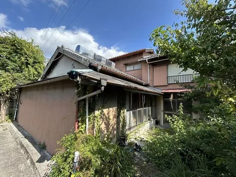 Water leakage present, loan not available, reconstruction not allowed, 2-story 7SDK home, 6 minutes walk from the station
