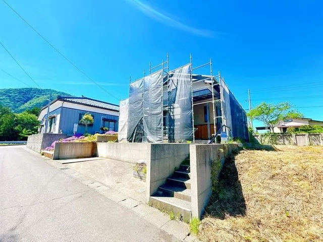 45 minutes by bus from JR Shin'etsu Main Line "Niigata", 3 minutes on foot