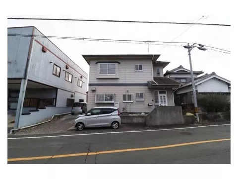 3LDK with a spacious layout, attractive balance of quiet living environment and convenience