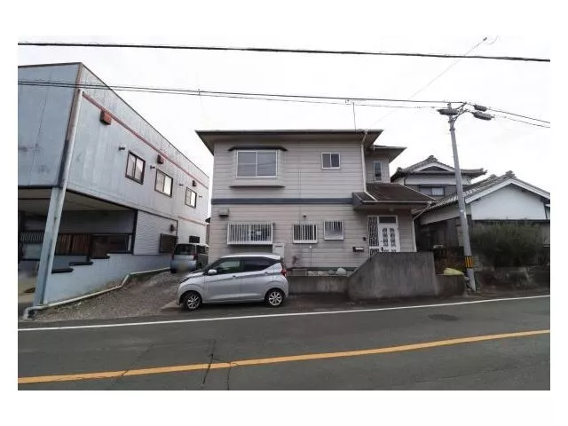 3LDK with a spacious layout, attractive balance of quiet living environment and convenience