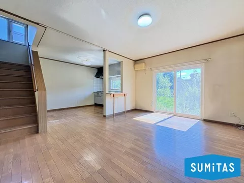2-minute walk to the bus stop! A spacious 4LDK with a garage and garden!