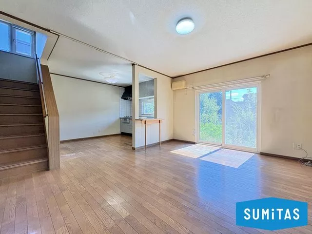 2-minute walk to the bus stop! A spacious 4LDK with a garage and garden!