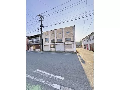 Property with a garage with a shutter♪ There are multiple leak spots.