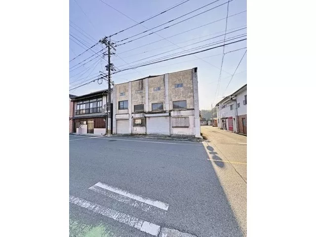 Property with a garage with a shutter♪ There are multiple leak spots.
