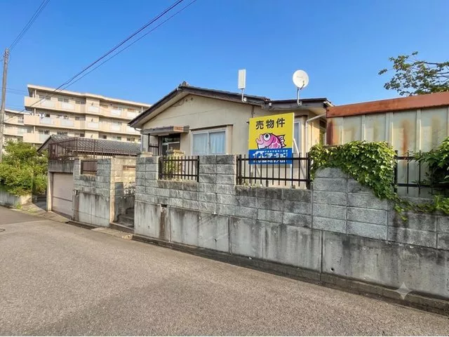 A 4K single-story house located in a quiet residential area.