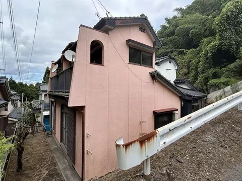 Within a landslide disaster red zone, no parking, has water leakage, a quiet living environment 2-story 4DK
