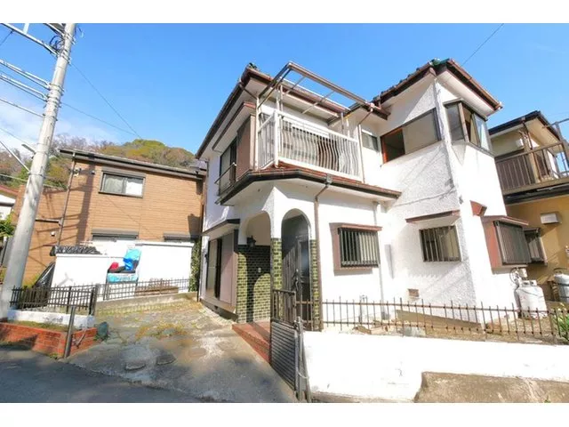 17 minutes on foot from Keikyu Taura Station. Also accessible by bus to Oppama Station. Good sunlight for gardening.