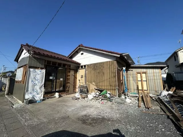 【Open house held】【Under renovation】Parking for 2 regular cars available. A single-story house with 2SLDK and steps