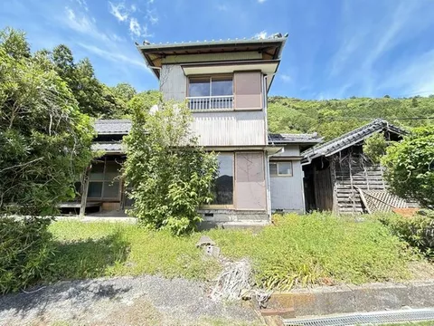 [Landslide Hazard Area] Land area 390㎡ with a connected Japanese-style room and a garden in a 2-story 7DK
