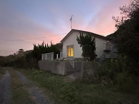 A luxurious location with a sea view, just a 5-minute walk (approximately 400m) to the beach.