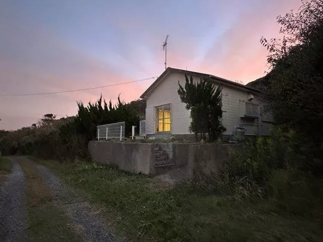 A luxurious location with a sea view, just a 5-minute walk (approximately 400m) to the beach.