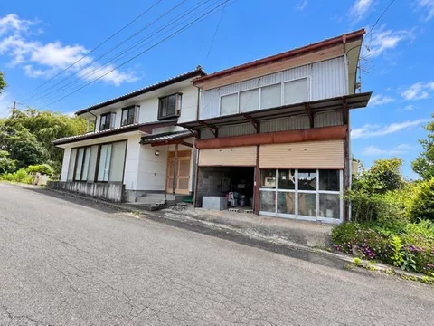 The attractive features are the living environment surrounded by greenery and a spacious lot of approximately 97 tsubo.