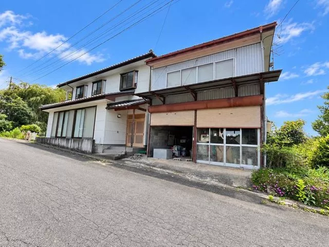 The attractive features are the living environment surrounded by greenery and a spacious lot of approximately 97 tsubo.