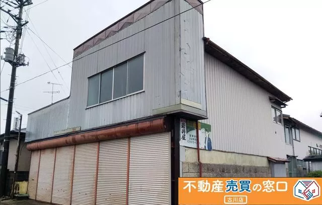 Parking: Available (5 cars) Free
