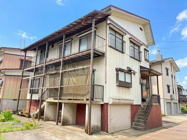 ■ 6K + 2S house ■ Parking for 2 cars (1 space has a shutter garage) ■ Front snow melting road