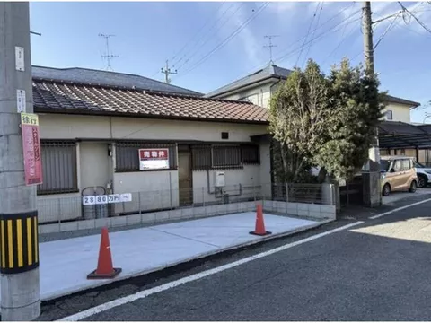 This property does not have a parking lot. It is suitable for those who move by motorcycle or bicycle in a flat…